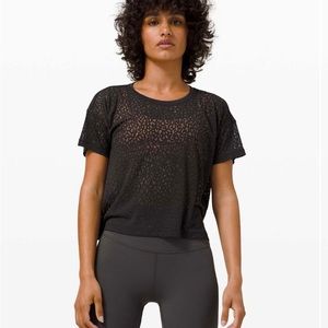Lululemon Cates Tee in City Camo/Burnout Black size 8